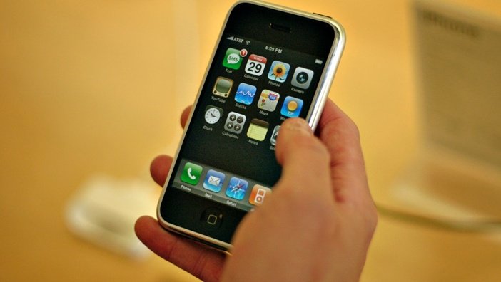 Первый iPhone в руке пользователя