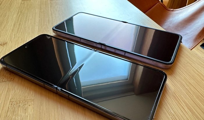 Складка в экране раскладушек Samsung и Oppo